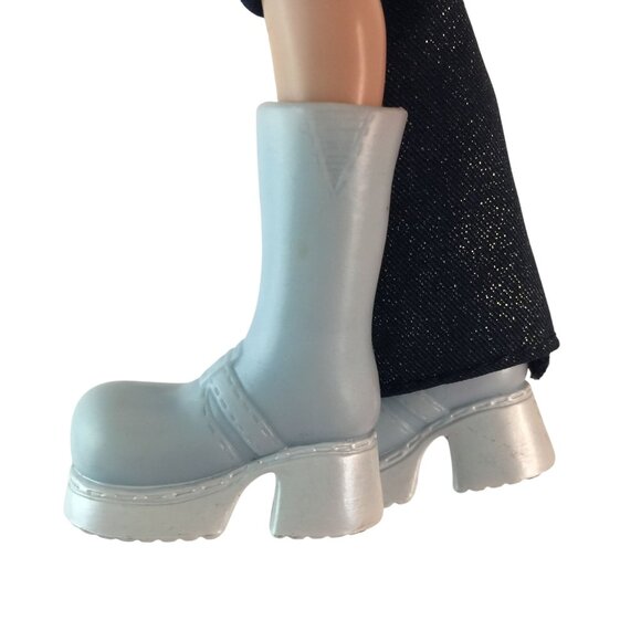 Vintage MGA Bratz Jade Doll with Bumble Bee Shirt Pants Boots 2001 - Picture 7 of 7